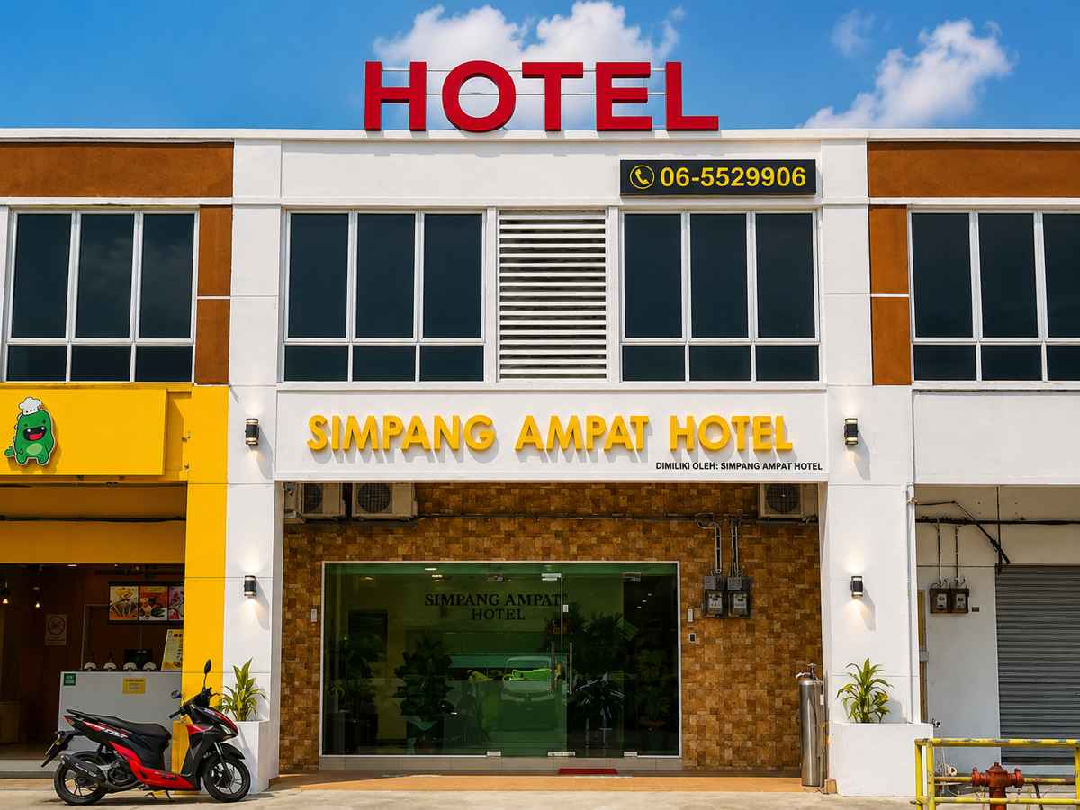 Bahagian luar Simpang Ampat Hotel di Alor Gajah, Melaka